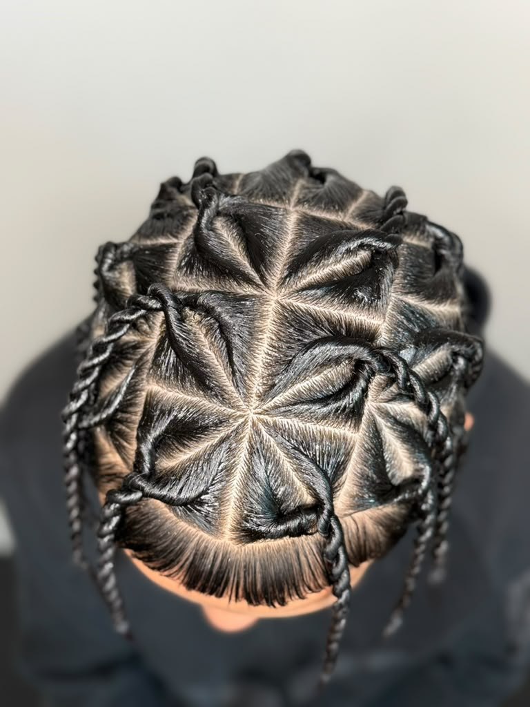 Top view of a star-pattern cornrow design at Beauty by Yulis